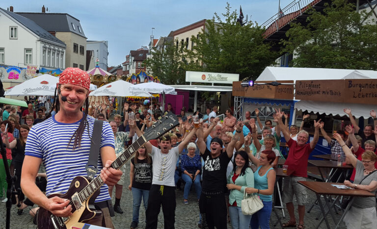 Spooky Der Steuermann spielt auf Sommer Stadtfest mit begeistertem Publikum Musik für alle Events.