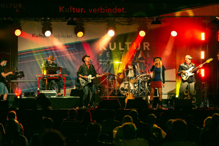 Santa Gerald Kloepfer als Frontmann, Gitarrist und Sänger der Breitenstein-Country-Band auf dem Kulturfestival