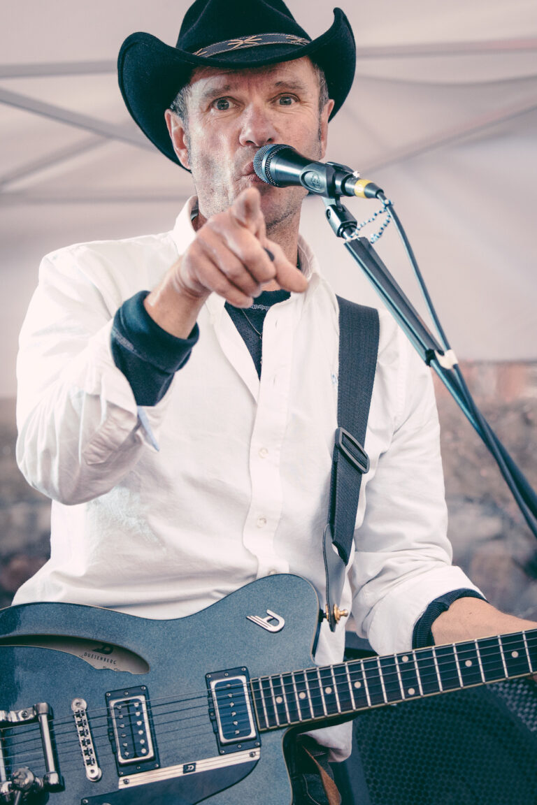 Santa Gerald Klöpfer als Entertainer und Solomusiker im Rampenlicht spielt Tacoma Gitarre auf Country Festival.